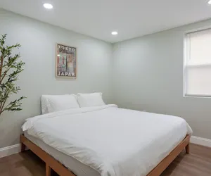 Photo 2 - Stylish Minimalist Stay in City Center