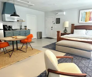 Photo 3 - Modern Studio Retreat Stylish Spacious MR