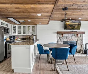 Photo 3 - Luxe Condo - Mountain Views - Pool Hot Tub Sauna