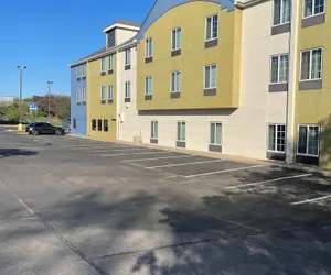Photo 2 - Red Lion Inn & Suites Blue Springs