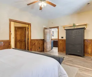 Photo 4 - Cabin Retreat w/ Game Room, Hot Tub & BBQ Alpine Mountain Lodge by Avantstay