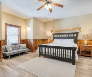 Photo 3 - Cabin Retreat w/ Game Room, Hot Tub & BBQ Alpine Mountain Lodge by Avantstay