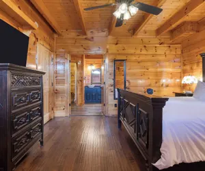Photo 5 - Cabin Retreat w/ Game Room, Hot Tub & BBQ Alpine Mountain Lodge by Avantstay