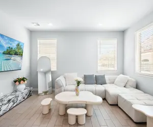Photo 2 - Modern Spacious Home Bright Family Group Friendly