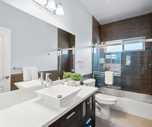 Photo 4 - Modern Spacious Home Bright Family Group Friendly