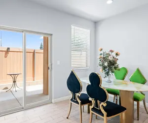 Photo 3 - Modern Spacious Home Bright Family Group Friendly