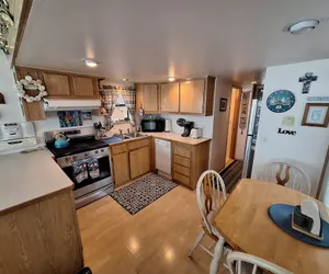 Photo 3 - Luxurious Oceanfront Cabin 7 Getaway w Hot Tub