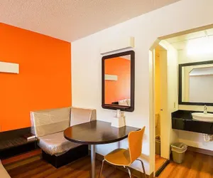 Photo 4 - Economy Hotel Kansas City