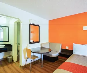 Photo 5 - Economy Hotel Kansas City