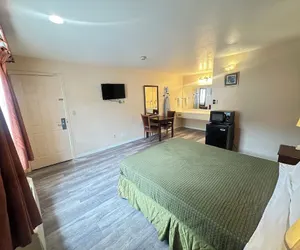 Photo 4 - ROYAL INN