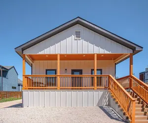 Photo 2 - 3br-2ba Cityscape Haven With Panoramic Tower View!