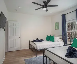 Photo 3 - Vibrant 4br/3ba Oasis Near Happy Downtown!