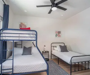 Photo 4 - Vibrant 4br/3ba Oasis Near Happy Downtown!