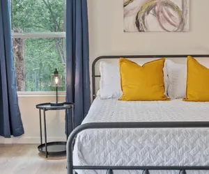 Photo 5 - Vibrant 4br/3ba Oasis Near Happy Downtown!