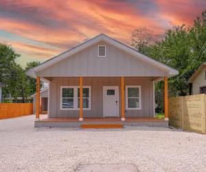 Photo 2 - Vibrant 4br/3ba Oasis Near Happy Downtown!