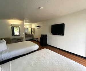 Photo 4 - Blueway Inn Beeville Extended Stay