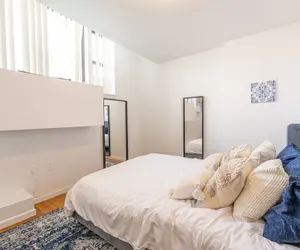 Photo 3 - Amazing Furnished 1 BR Penthouse Midtown West