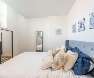 Photo 5 - Amazing Furnished 1 BR Penthouse Midtown West