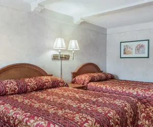 Photo 2 - Sunrise inn