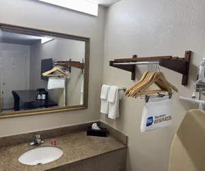 Photo 5 - SureStay by Best Western Gonzales