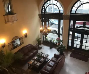 Photo 2 - Mayflower Hotel