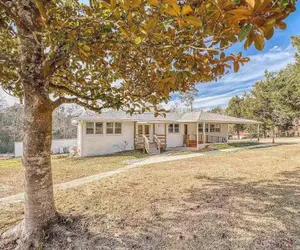 Photo 2 - Pet-friendly 2BR Free Parking & Wi-fi