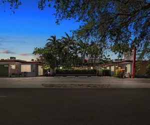 Photo 2 - Hollywood 1BR Near Beach & Dining