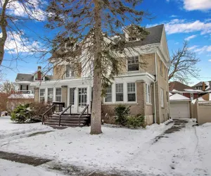 Photo 3 - Spacious 4BR Near UB & Niagara Falls - Pet Friendly