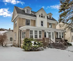 Photo 2 - Spacious 4BR Near UB & Niagara Falls - Pet Friendly