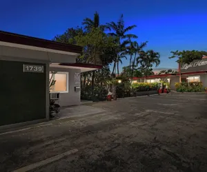 Photo 2 - Hollywood 1BR Condo: Pets Allowed, BBQ & Parking