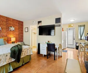 Photo 5 - Cozy Hollywood 1BR Free Parking & Coffee