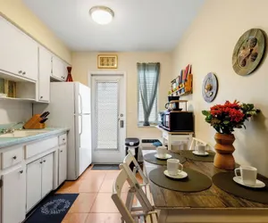 Photo 3 - Cozy Hollywood 1BR Free Parking & Coffee
