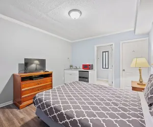 Photo 2 - Comfortable Room With Bath in Brownstown