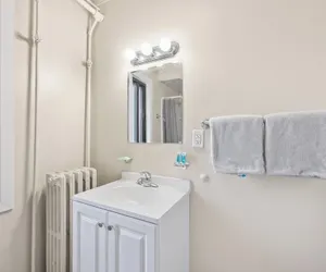 Photo 4 - Comfortable Room With Bath in Brownstown