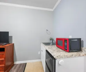 Photo 3 - Comfortable Room With Bath in Brownstown