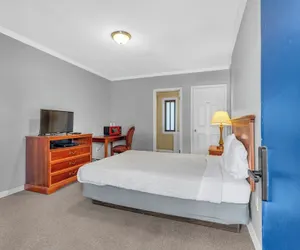 Photo 3 - Cozy Room With Private Bath in Brownstown