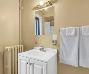 Photo 2 - Cozy Room With Private Bath in Brownstown