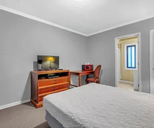 Photo 5 - Cozy Room With Private Bath in Brownstown
