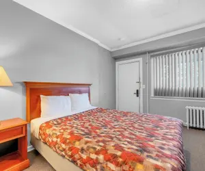 Photo 2 - Private Room & Bath Brownstown Near Detroit