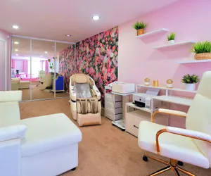 Photo 2 - Pink Luxe Spa Retreat