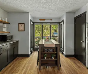 Photo 5 - Pocono Bear Den by Avantstay Stylish & Modern, Deck w/ Grill & Outdoor Dining