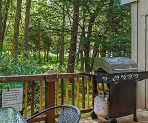 Photo 2 - Pocono Bear Den by Avantstay Stylish & Modern, Deck w/ Grill & Outdoor Dining