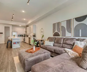 Photo 5 - Beautiful 2 Bedroom Free Parking w King Beds