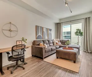 Photo 3 - Beautiful 2 Bedroom Free Parking w King Beds