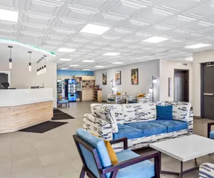 Photo 4 - Suburban Studios Charleston - Civic Center