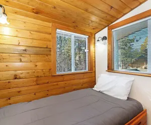 Photo 3 - Tranquil 2-Bedroom Retreat