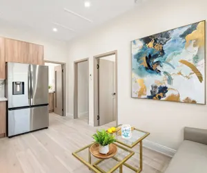 Photo 2 - Modern Private Home w Full Kitchen & Parking