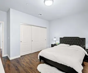 Photo 3 - Modern Spacious Home Bright, Family Group Friendly