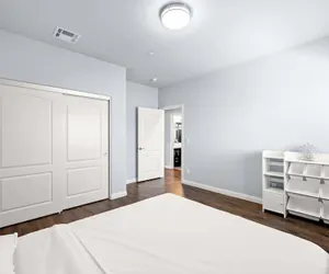 Photo 5 - Modern Spacious Home Bright, Family Group Friendly