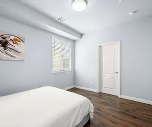 Photo 4 - Modern Spacious Home Bright, Family Group Friendly